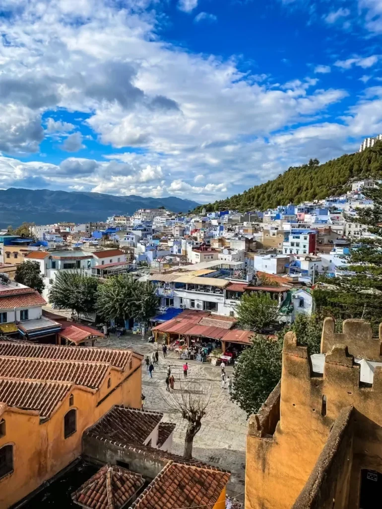 Viajeros en Chefchaouen, Marruecos
